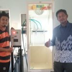 Dosen Polindra menunjukkan mesin Control Atmosphere Storage untuk penyimpanan mangga agar tahan lama