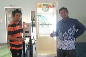 Dosen Polindra menunjukkan mesin Control Atmosphere Storage untuk penyimpanan mangga agar tahan lama