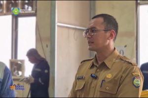 Kepala UPTD BLK Disnaker Indramayu, Sukirman, memberikan keterangan terkait pelatihan kerja gratis.
