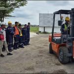 Peserta pelatihan kerja BLK Disnaker Indramayu mengikuti program operator forklift