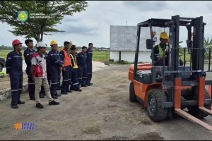 Peserta pelatihan kerja BLK Disnaker Indramayu mengikuti program operator forklift