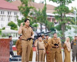 Bupati Lucky Hakim memimpin apel gabungan dan Halalbihalal ASN di Alun-Alun Indramayu