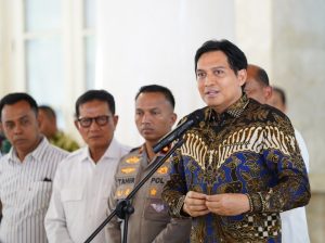 Dirjen Perikanan Budidaya Tb. Haeru Rahayu bersama Lucky Hakim saat konferensi pers di Pendopo Indramayu membahas program revitalisasi tambak Pantura
