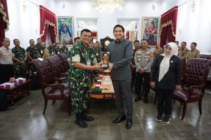 Bupati Lucky Hakim menerima kunjungan perwira siswa Sekolah Staf dan Komando Angkatan Darat dalam kegiatan KKL di Pendopo Indramayu