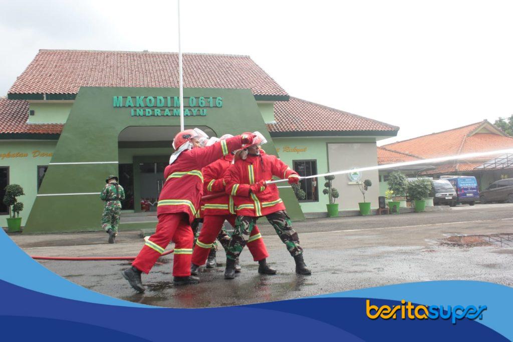 Latihan bersama TNI Kodim 0616 Indramayu dan Damkar saat simulasi pemadaman kebakaran
