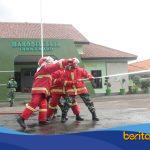 Latihan bersama TNI Kodim 0616 Indramayu dan Damkar saat simulasi pemadaman kebakaran