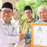 Penyerahan piagam IZOP MDT oleh Kemenag Indramayu kepada pengurus madrasah diniyah dengan layanan gratis dan cepat