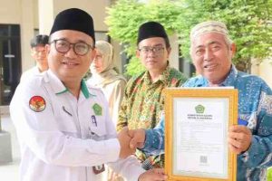 Penyerahan piagam IZOP MDT oleh Kemenag Indramayu kepada pengurus madrasah diniyah dengan layanan gratis dan cepat