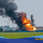Kobaran api diduga dari fasilitas Pertamina Cilogog di Losarang Indramayu terlihat dari kejauhan oleh warga