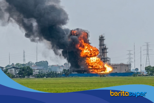 Kobaran api diduga dari fasilitas Pertamina Cilogog di Losarang Indramayu terlihat dari kejauhan oleh warga