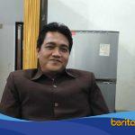 H. Nico Antonio, ST menunjukkan data setoran pengelolaan parkir Pasar Karangampel saat memberikan klarifikasi terkait polemik PAD di DPRD Indramayu.