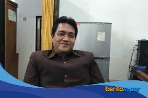 H. Nico Antonio, ST menunjukkan data setoran pengelolaan parkir Pasar Karangampel saat memberikan klarifikasi terkait polemik PAD di DPRD Indramayu.