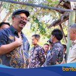 Staf Khusus Kemendes PDT RI Yahdil Abdi Harahap meninjau pengelolaan BUMDes Singalodra Sindang di Desa Sindang, Kabupaten Indramayu.