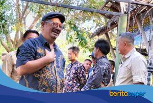 Staf Khusus Kemendes PDT RI Yahdil Abdi Harahap meninjau pengelolaan BUMDes Singalodra Sindang di Desa Sindang, Kabupaten Indramayu.