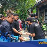 Anggota Lendeng N’D Gank Chapter Timur membagikan nasi box kepada warga dan pengendara di depan Masjid Al Hidayah dalam kegiatan Jumat Berkah di Bandung.