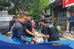 Anggota Lendeng N’D Gank Chapter Timur membagikan nasi box kepada warga dan pengendara di depan Masjid Al Hidayah dalam kegiatan Jumat Berkah di Bandung.