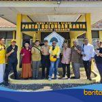Kepala BSN DPP Partai Golkar Syahmud Ngabalin saat safari politik di Kantor DPD Partai Golkar Indramayu bersama pengurus daerah.