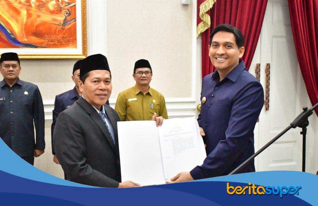 Lucky Hakim Lantik Ahmad Syadali sebagai Pj Sekda Indramayu Pelantikan Ahmad Syadali sebagai Pj Sekda Indramayu oleh Bupati Lucky Hakim di Pendopo Indramayu