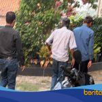Korban dugaan kekerasan oleh oknum kuwu di Indramayu memberikan keterangan kepada media terkait penolakan upaya perdamaian.