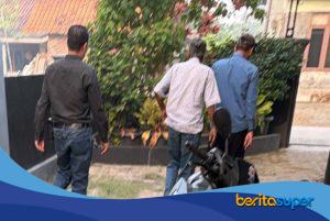 Korban dugaan kekerasan oleh oknum kuwu di Indramayu memberikan keterangan kepada media terkait penolakan upaya perdamaian.
