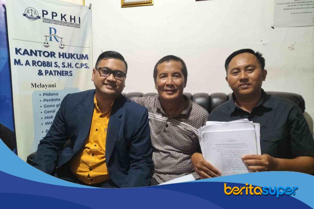 Murjani Murdham bersama kuasa hukumnya memberikan keterangan kepada awak media