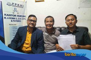 Murjani Murdham bersama kuasa hukumnya memberikan keterangan kepada awak media