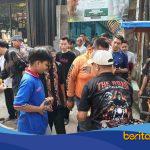 Anggota Landenk N D’Gank Chapter Timur saat membagikan nasi kotak kepada anak yatim