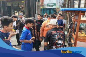 Anggota Landenk N D’Gank Chapter Timur saat membagikan nasi kotak kepada anak yatim
