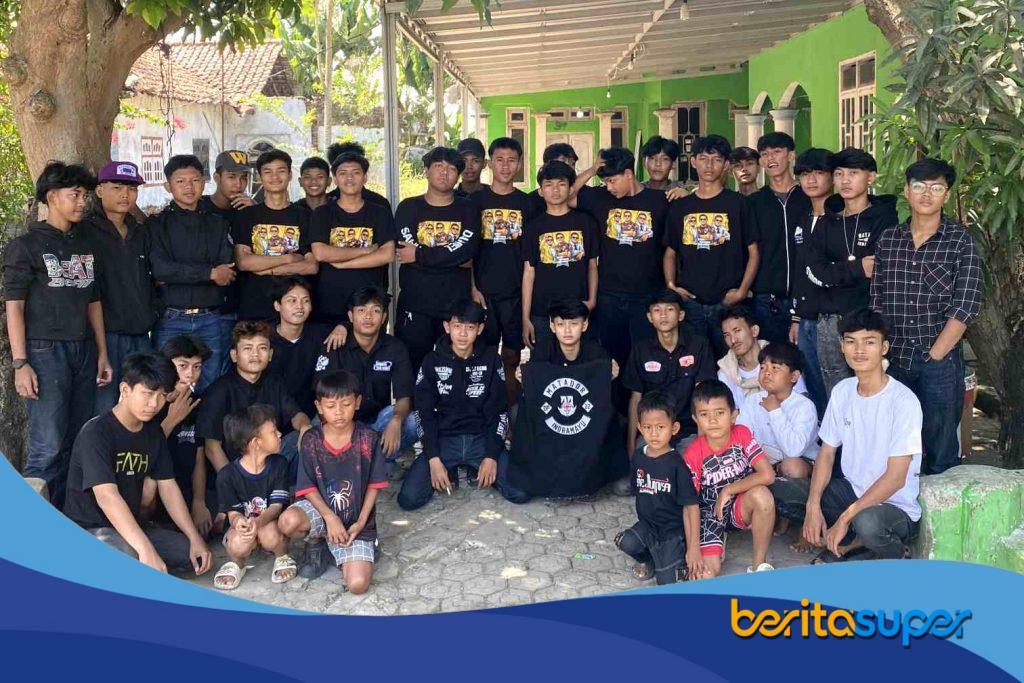 Anggota Komunitas Motor Matador dan Sahabat Muda Daniel melakukan kerja bakti membersihkan Mushola
