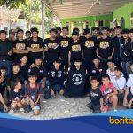 Anggota Komunitas Motor Matador dan Sahabat Muda Daniel melakukan kerja bakti membersihkan Mushola