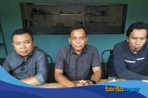 Kuasa hukum PT Tulus Asih, Abdi Mujiono, memberikan keterangan terkait hak jawab atas klaim lahan Perumahan Alana 5 Indramayu.
