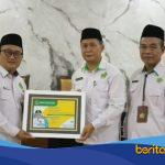 Penyerahan penghargaan dan sertifikat wakaf kepada Kementerian Agama Kabupaten Indramayu