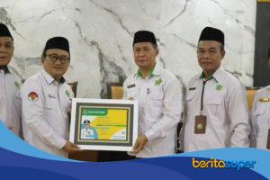 Penyerahan penghargaan dan sertifikat wakaf kepada Kementerian Agama Kabupaten Indramayu