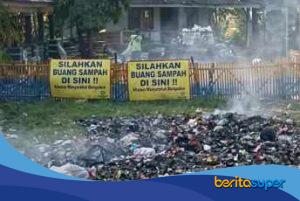 Tangkapan layar Kondisi UPTD SDN 3 Bangodua, Kabupaten Indramayu, yang terlihat dipenuhi sampah dan disebut digunakan sebagai lokasi pembuangan sementara
