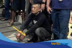 Petugas Polda Jawa Barat mengamankan tersangka dugaan penyekapan dan penganiayaan terhadap perempuan berinisial YTR di wilayah Majalaya, Kabupaten Bandung.