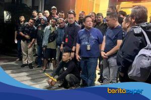 Petugas Polda Jawa Barat mengamankan tersangka dugaan penyekapan dan penganiayaan terhadap perempuan berinisial YTR di wilayah Majalaya, Kabupaten Bandung.