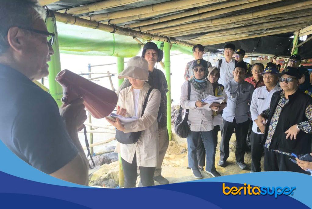 Lindungi Pesisir dari Ancaman Abrasi, Kementerian PU–JICA Mulai Survei Giant Sea Wall di Sukra Tim Kementerian PU dan JICA meninjau kawasan pesisir Kecamatan Sukra dalam survei awal pembangunan giant sea wall di Indramayu.