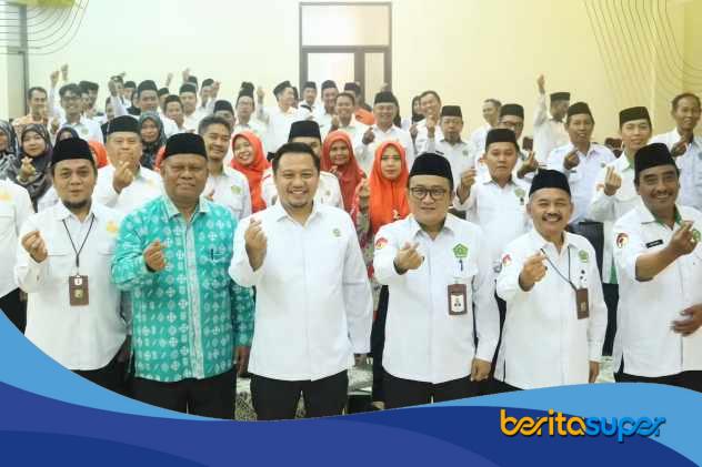 Kemenag Gandeng Kejari Indramayu Gelar Penguatan Guru dan Edukasi Hukum Kasi Intelijen Kejari Indramayu Tomy Novendri memberikan edukasi hukum kepada para kepala madrasah dalam kegiatan yang diselenggarakan Kementerian Agama Kabupaten Indramayu