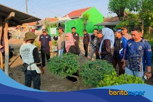 Anggota DPRD Provinsi Jawa Barat Sri Wahyuni Utami Herman saat berdialog dengan warga dan meninjau rumah roboh di Desa Telagasari, Kabupaten Indramayu.