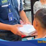 Kegiatan Jumat Berkah RSUD Indramayu berbagi susu dan makanan untuk pasien anak di area rawat jalan.