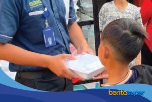 Kegiatan Jumat Berkah RSUD Indramayu berbagi susu dan makanan untuk pasien anak di area rawat jalan.