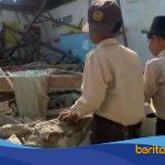Kondisi ruang guru SDN 2 Tugu ambruk di Kecamatan Sliyeg, Kabupaten Indramayu.