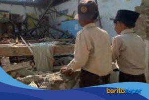 Kondisi ruang guru SDN 2 Tugu ambruk di Kecamatan Sliyeg, Kabupaten Indramayu.
