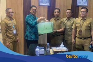 Rombongan RSUD Subang melakukan studi tiru mengenai perizinan operasional rumah sakit di RSUD Indramayu.