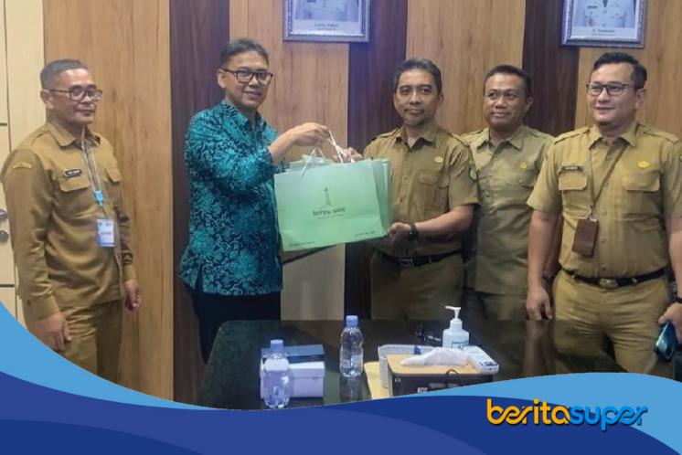RSUD Subang Studi Tiru Perizinan Operasional ke RSUD Indramayu Rombongan RSUD Subang melakukan studi tiru mengenai perizinan operasional rumah sakit di RSUD Indramayu.