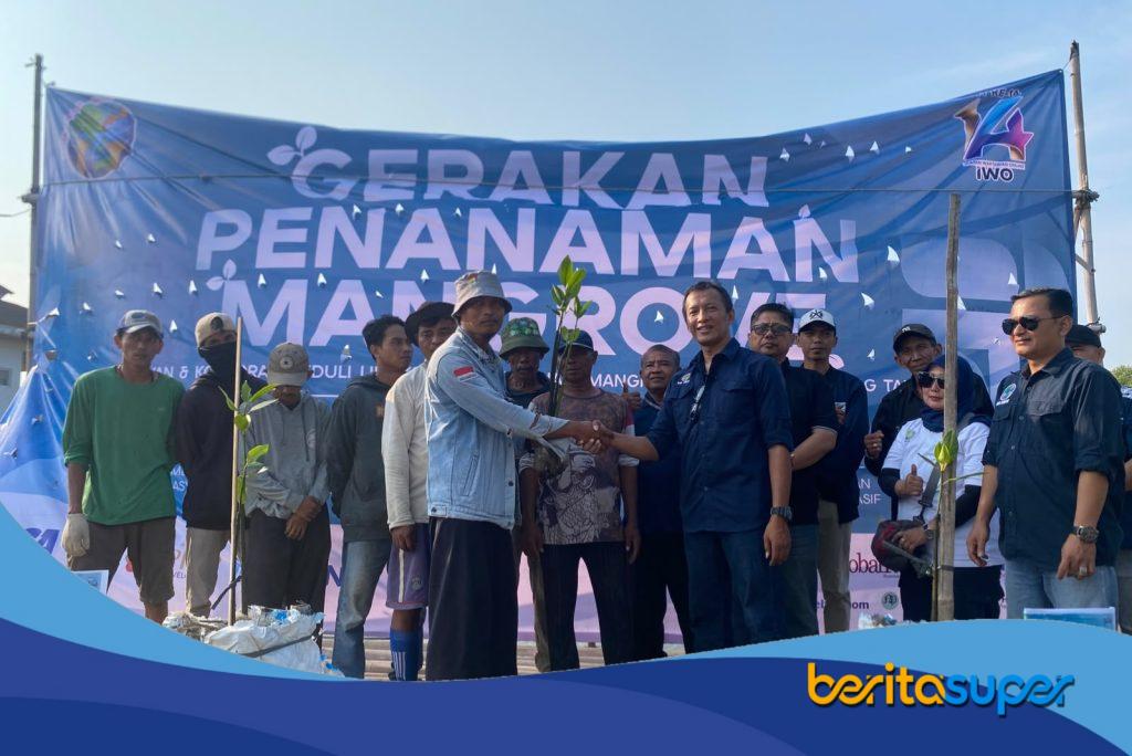Ketua Umum IWO Dwi Christianto dan wartawan menanam bibit mangrove di Hutan Mangrove Tanjung Pasir PIK 2 Tangerang.