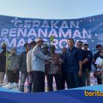 Ketua Umum IWO Dwi Christianto dan wartawan menanam bibit mangrove di Hutan Mangrove Tanjung Pasir PIK 2 Tangerang.