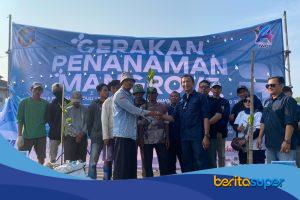 Ketua Umum IWO Dwi Christianto dan wartawan menanam bibit mangrove di Hutan Mangrove Tanjung Pasir PIK 2 Tangerang.