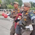 ODGJ perempuan diamankan petugas saat upacara HUT RI ke-81 di Alun-Alun Indramayu