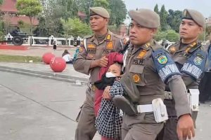 ODGJ perempuan diamankan petugas saat upacara HUT RI ke-81 di Alun-Alun Indramayu